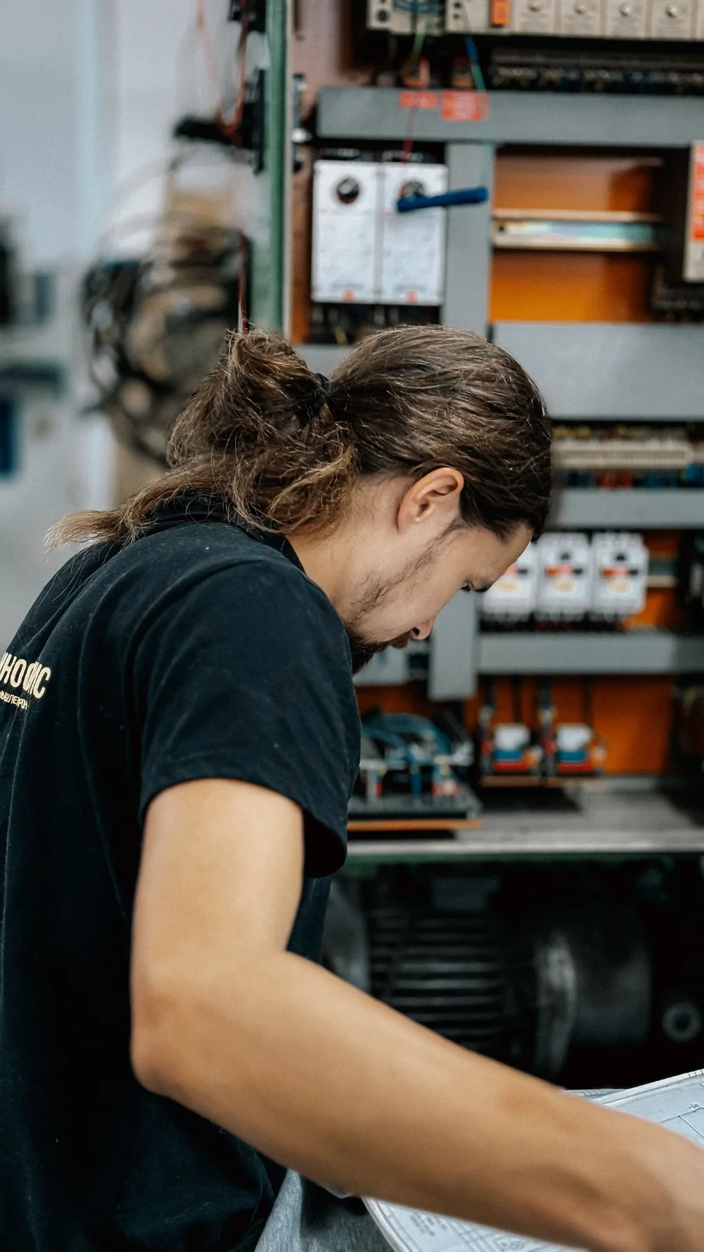 Especialista realizando mantenimiento técnico